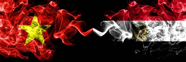 Vietnam, Vietnamlılar Mısır 'a karşı, Mısır duman bayrakları yan yana.