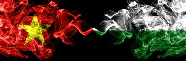 Vietnam, Vietnamlılar Almanya 'ya karşı, Saksonya dumanı bayrakları yan yana.