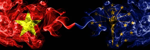 Vietnam, Vietnamlılar Indiana 'ya karşı Duman bayrakları yan yana.