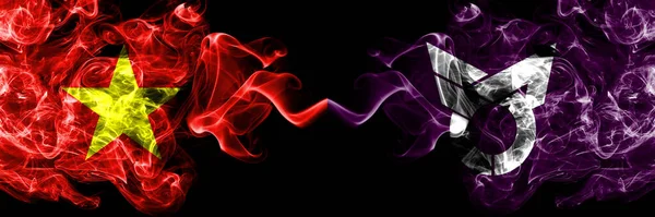 Vietnam, Vietnamlılar Japonya 'ya karşı, Japonlar, Ashoro, Hokkaido, Tokachi, Subfecture duman bayrakları yan yana.