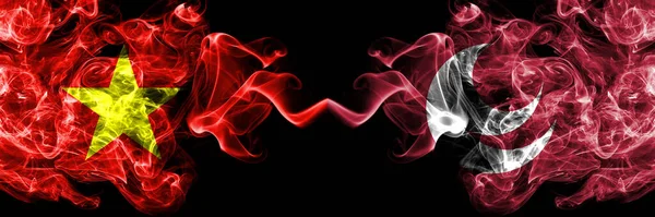 Vietnam, Vietnamlılar Japonya, Japon ve Hiroşima vilayetlerine karşı duman bayrakları yan yana.