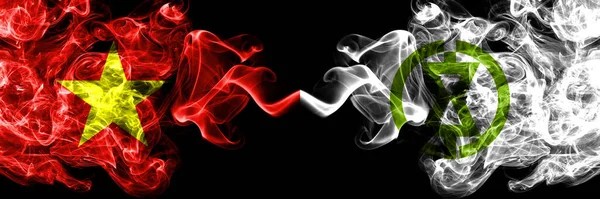 Vietnam, Vietnamlılar Japonya 'ya karşı, Japonlar, Monbetsu, Hokkaido, Okhotsk, Subvalture duman bayrakları yan yana.