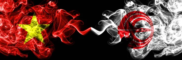 Vietnam, Vietnamlılar Japonya, Japonlar, Oshamanbe, Hokkaido, Oshima, Sualtı duman bayrakları yan yana.