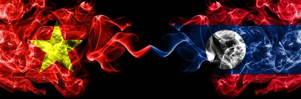 Vietnam, Vietnamlılar Laos 'a karşı Duman bayrakları yan yana.