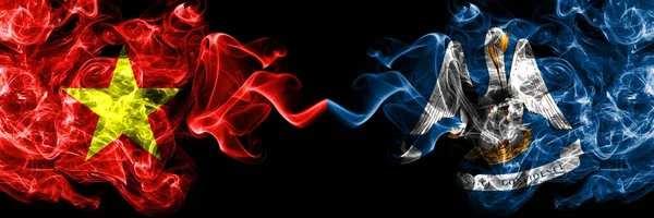 Vietnam, Vietnamlılar Louisiana 'ya karşı Duman bayrakları yan yana.