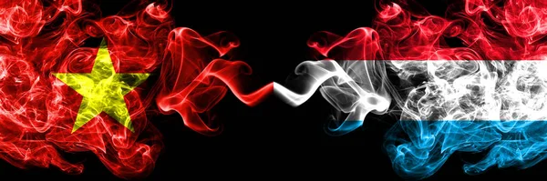 Vietnam, Vietnamlılar Lüksemburg 'a karşı duman bayrakları yan yana.