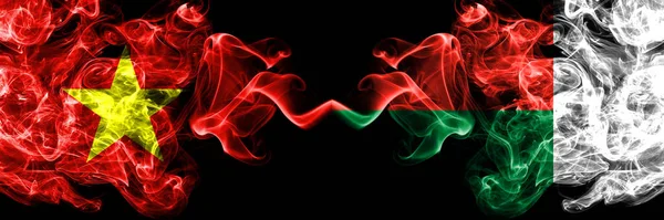 Vietnam, Vietnamlılar Madagaskar 'a karşı Duman bayrakları yan yana.