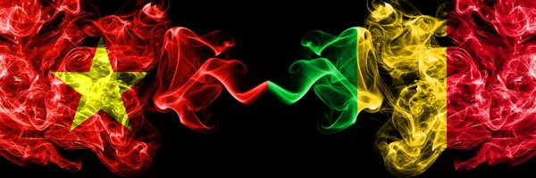 Vietnam, Vietnamlılar Mali 'ye karşı duman bayrakları yan yana.