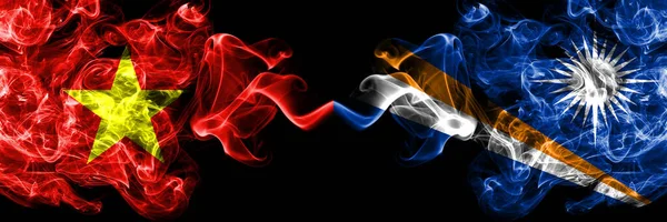 Vietnam, Vietnam ve Marshall Adaları yan yana bayraklar tüttürüyor.