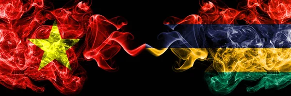 Vietnam, Vietnamlılar Mauritius 'a karşı Duman bayrakları yan yana.