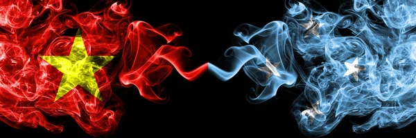 Vietnam, Vietnamlılar Mikronezya 'ya karşı duman bayrakları yan yana.