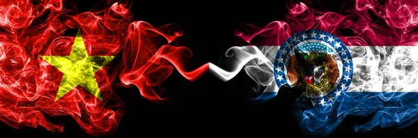 Vietnam, Vietnamlılar Missouri 'ye karşı duman bayrakları yan yana.