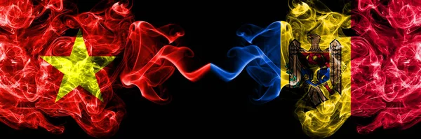 Vietnam, Vietnamlılar Moldova 'ya karşı, Moldovalılar bayrakları yan yana tüttürüyor.