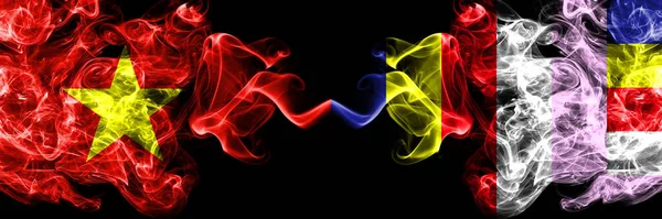 Vietnam, Vietnamlılar, Myanmar, Birmanyalılar, Budistler, duman bayrakları yan yana.