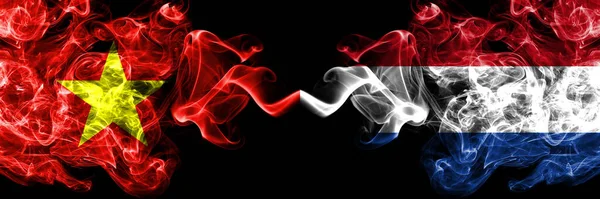 Vietnam, Vietnamlılar Hollanda 'ya karşı Hollanda, Hollanda yan yana sigara içiyorlar.
