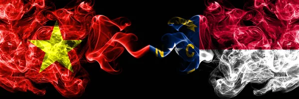 Vietnam, Vietnamlılar Kuzey Carolina 'ya karşı Duman bayrakları yan yana.