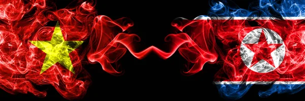 Vietnam, Vietnamlılar Kuzey Kore 'ye karşı Kore duman bayrakları yan yana.