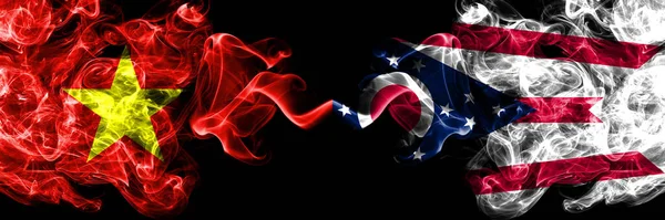 Vietnam, Vietnamlılar Ohio 'ya karşı duman bayrakları yan yana.