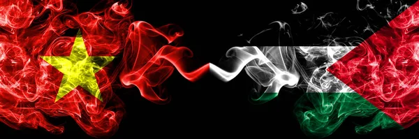 Vietnam, Vietnamlılar Filistin 'e karşı Filistin dumanlı bayrakları yan yana.