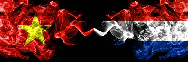 Vietnam, Vietnamlılar Paraguay 'a karşı, Paraguay duman bayrakları yan yana.