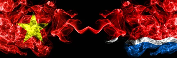 Vietnam, Vietnamlılar Rusya 'ya karşı, Amur Oblastı duman bayrakları yan yana.