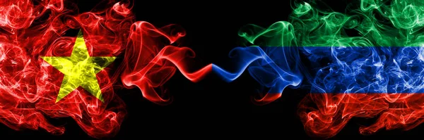 Vietnam, Vietnamlılar Rusya 'ya, Rusya' ya, Dağıstan 'a karşı yan yana duman bayrakları.