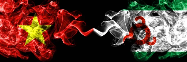 Vietnam, Vietnamlılar Rusya, Rusya ve Ingushetia 'ya karşı yan yana duman bayrakları.