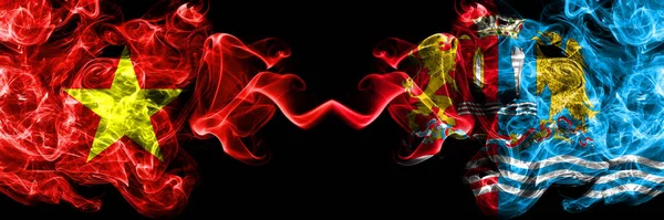 Vietnam, Vietnamlılar Rusya, Rusya, İvanovo Oblastı 'na karşı yan yana duman bayrakları.