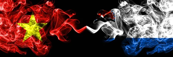 Vietnam, Vietnamlılar Rusya, Rusya, Kamçatka Krai 'ye karşı yan yana duman bayrakları.