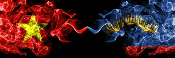 Vietnam, Vietnamlılar Rusya, Rusya, Murmansk Oblastı 'na karşı yan yana duman bayrakları.