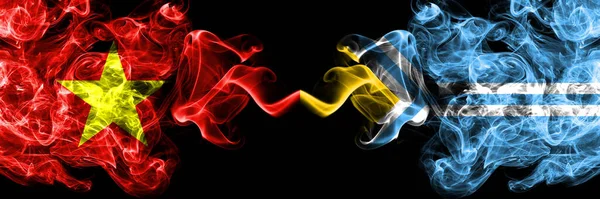 Vietnam, Vietnamlılar Rusya, Rusya ve Tuva 'ya karşı yan yana duman bayrakları.