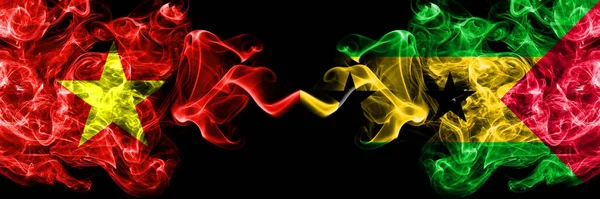 Vietnam, Vietnamlılar Sao Tome ve Principe 'ye karşı duman bayrakları yan yana.