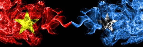 Vietnam, Vietnamlılar Somali 'ye karşı Somali dumanı bayrakları yan yana.