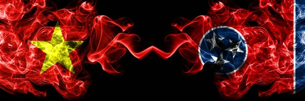 Vietnam, Vietnamlılar Tennessee 'ye karşı Duman bayrakları yan yana.