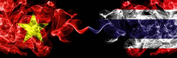 Vietnam, Vietnam Tayland 'a karşı, Tayland dumanı bayrakları yan yana.