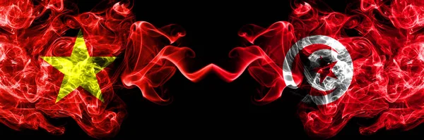 Vietnam, Vietnamlılar Tunus 'a karşı Duman bayrakları yan yana.