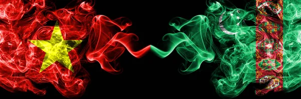 Vietnam, Vietnamlılar Türkmenistan 'a karşı Duman bayrakları yan yana.