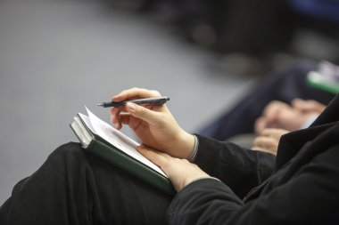 elinde defter ile işadamı 