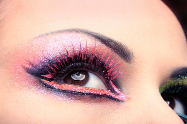 renkli göz makyajı kadınla