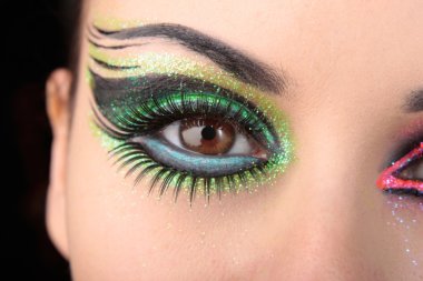 renkli göz makyajı kadınla