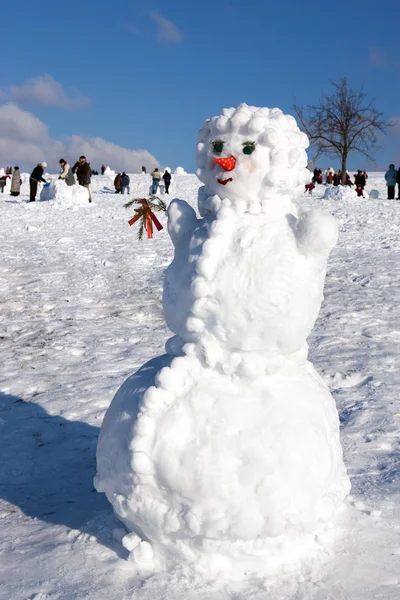 Grande boneco de neve no fundo do céu — Fotografia de Stock