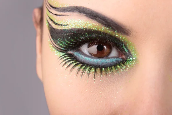 Mujer con maquillaje colorido del ojo —  Fotos de Stock