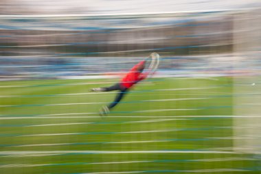 Kaleci topu bir atlama yakalar.