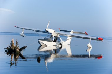 Beyaz Deniz uçağı yansıma ve Mavi Göl