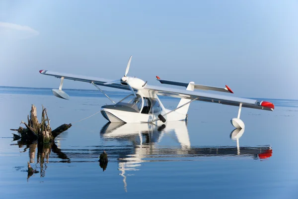 白色水上飞机反射和蓝色湖 — 图库照片