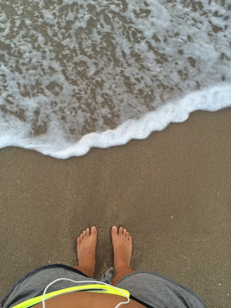 Pés de areia na praia — Fotografia de Stock