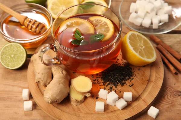 Mint tea with honey — Stock Photo, Image