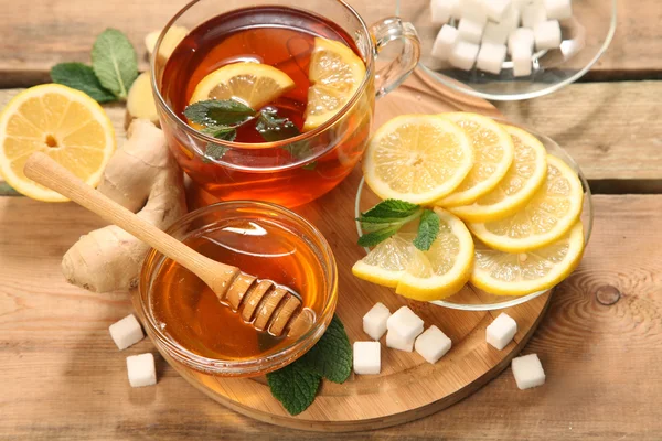 Mint tea with honey — Stock Photo, Image