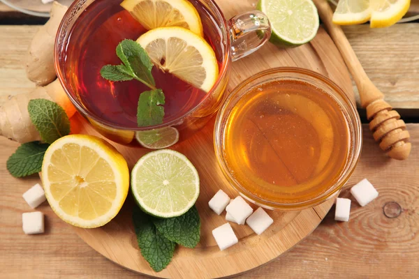 Mint tea with honey — Stock Photo, Image