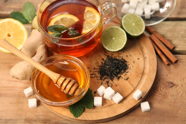 Mint tea with honey — Stock Photo, Image